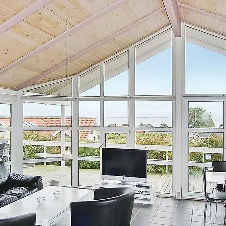 Beach Front Home In Sjolund With Sauna 別荘