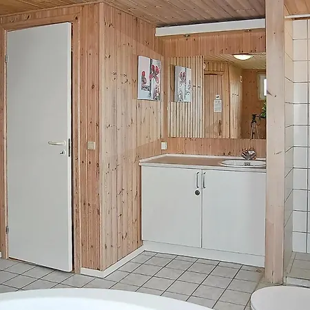 Beach Front Home In Sjolund With Sauna 別荘 Sjølund